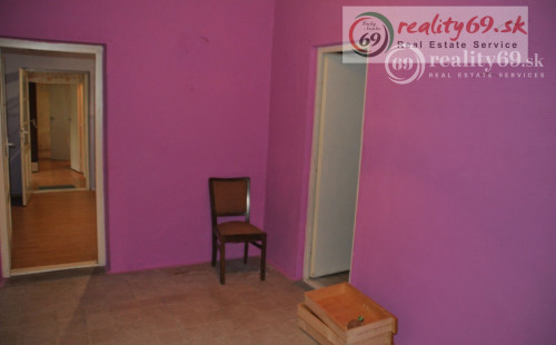 MAĎARSKO - HIDASNÉMETI  PEKNÝ 3 IZBOVÝ RD SO ZÁHRADOU