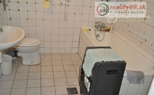 MAĎARSKO - HIDASNÉMETI  PEKNÝ 3 IZBOVÝ RD SO ZÁHRADOU