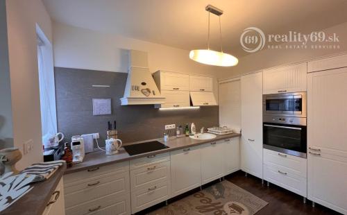 CENTRUM MESTA - FLORIÁNSKA 4 IZBOVÝ RD, ŠATNÍK, TERASA, ZÁHRADKA.