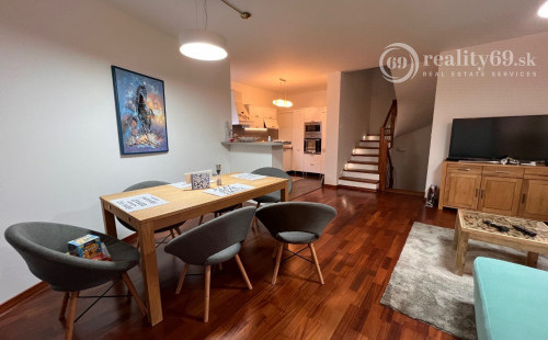 CENTRUM MESTA - FLORIÁNSKA 4 IZBOVÝ RD, ŠATNÍK, TERASA, ZÁHRADKA.