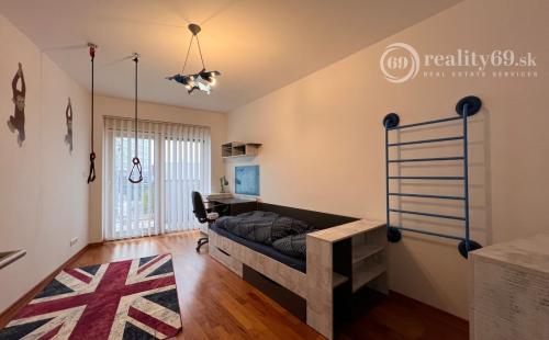 CENTRUM MESTA - FLORIÁNSKA 4 IZBOVÝ RD, ŠATNÍK, TERASA, ZÁHRADKA.