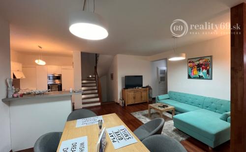 CENTRUM MESTA - FLORIÁNSKA 4 IZBOVÝ RD, ŠATNÍK, TERASA, ZÁHRADKA.