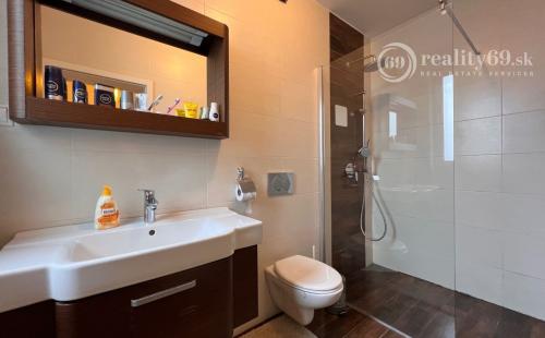 CENTRUM MESTA - FLORIÁNSKA 4 IZBOVÝ RD, ŠATNÍK, TERASA, ZÁHRADKA.