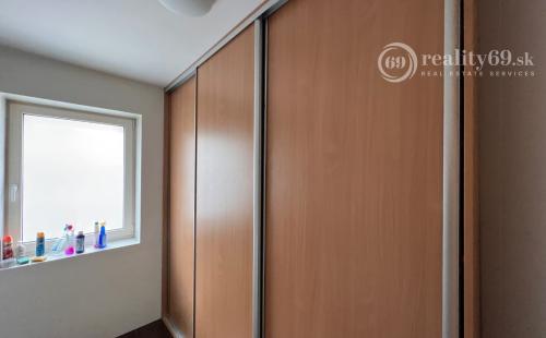 CENTRUM MESTA - FLORIÁNSKA 4 IZBOVÝ RD, ŠATNÍK, TERASA, ZÁHRADKA.