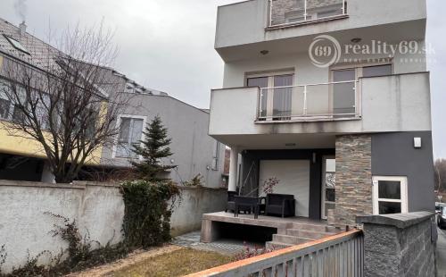 CENTRUM MESTA - FLORIÁNSKA 4 IZBOVÝ RD, ŠATNÍK, TERASA, ZÁHRADKA.