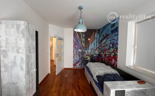 CENTRUM MESTA - FLORIÁNSKA 4 IZBOVÝ RD, ŠATNÍK, TERASA, ZÁHRADKA.