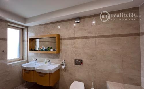 CENTRUM MESTA - FLORIÁNSKA 4 IZBOVÝ RD, ŠATNÍK, TERASA, ZÁHRADKA.