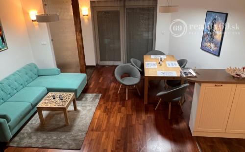 CENTRUM MESTA - FLORIÁNSKA 4 IZBOVÝ RD, ŠATNÍK, TERASA, ZÁHRADKA.