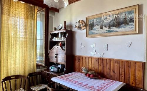 NOVÁ SUPER CENA - TOP LOKALITA -  MENGUSOVSKÁ - 5 IZBOVÝ RD 300 M2, GARÁŽ, PEKNÝ POZEMOK 636 M2.