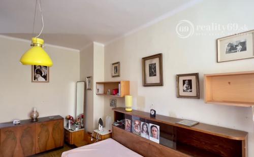 NOVÁ SUPER CENA - TOP LOKALITA -  MENGUSOVSKÁ - 5 IZBOVÝ RD 300 M2, GARÁŽ, PEKNÝ POZEMOK 636 M2.