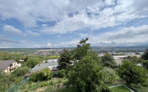 NOVÁ SUPER CENA - TOP LOKALITA -  MENGUSOVSKÁ - 5 IZBOVÝ RD 300 M2, GARÁŽ, PEKNÝ POZEMOK 636 M2.