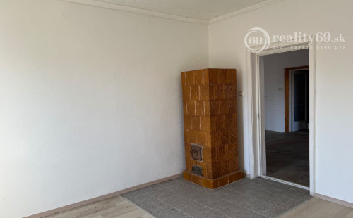 MAĎARSKO - MÉRA - 3 IZBOVÝ RODINNÝ DOM PÔVODNÝ STAV.