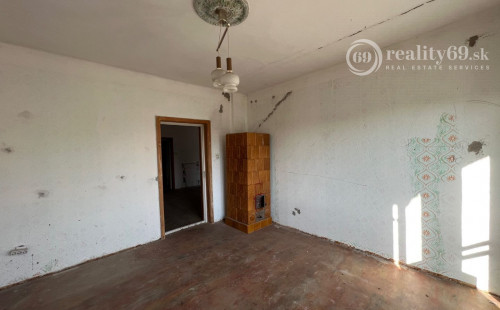 MAĎARSKO - MÉRA - 3 IZBOVÝ RODINNÝ DOM PÔVODNÝ STAV.