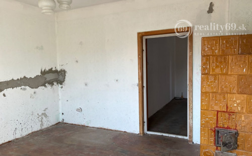 MAĎARSKO - MÉRA - 3 IZBOVÝ RODINNÝ DOM PÔVODNÝ STAV.