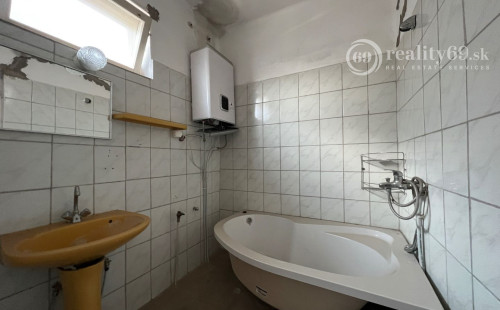 MAĎARSKO - MÉRA - 3 IZBOVÝ RODINNÝ DOM PÔVODNÝ STAV.