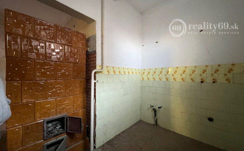 MAĎARSKO - MÉRA - 3 IZBOVÝ RODINNÝ DOM PÔVODNÝ STAV.