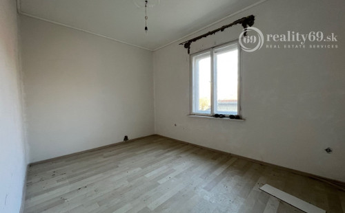 MAĎARSKO - MÉRA - 3 IZBOVÝ RODINNÝ DOM PÔVODNÝ STAV.