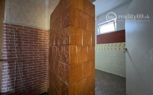 MAĎARSKO - MÉRA - 3 IZBOVÝ RODINNÝ DOM PÔVODNÝ STAV.