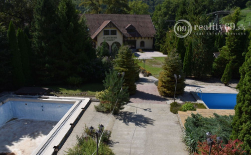 MAĎARSKO - TELKIBÁNYA  ARANYGOMBOS FOGADÓ WELNES  REŠTAURÁCIA.