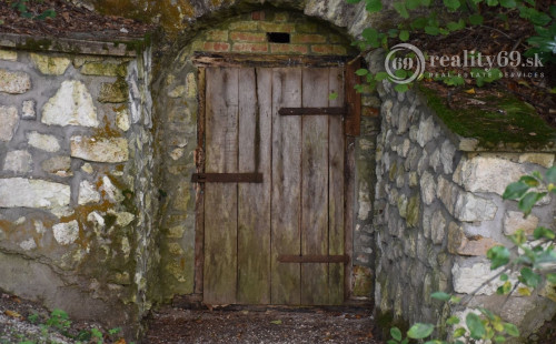 MAĎARSKO - TELKIBÁNYA  ARANYGOMBOS FOGADÓ WELNES  REŠTAURÁCIA.