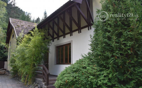 MAĎARSKO - TELKIBÁNYA  ARANYGOMBOS FOGADÓ WELNES  REŠTAURÁCIA.