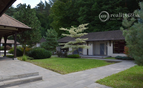 MAĎARSKO - TELKIBÁNYA  ARANYGOMBOS FOGADÓ WELNES  REŠTAURÁCIA.