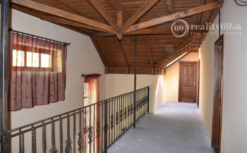 MAĎARSKO - TELKIBÁNYA  ARANYGOMBOS FOGADÓ WELNES  REŠTAURÁCIA.