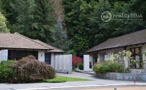 MAĎARSKO - TELKIBÁNYA  ARANYGOMBOS FOGADÓ WELNES  REŠTAURÁCIA.