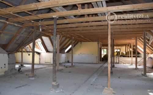 MAĎARSKO - TELKIBÁNYA  ARANYGOMBOS FOGADÓ WELNES  REŠTAURÁCIA.