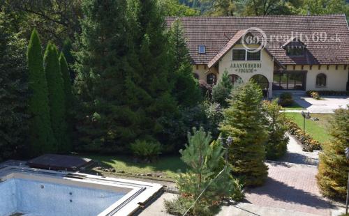MAĎARSKO - TELKIBÁNYA  ARANYGOMBOS FOGADÓ WELNES  REŠTAURÁCIA.