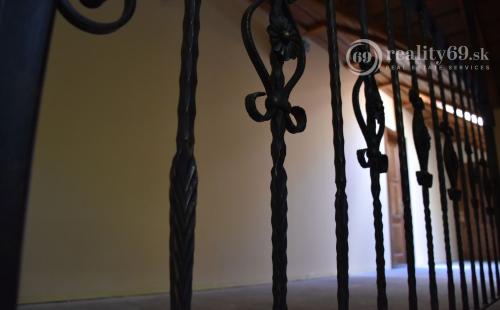 MAĎARSKO - TELKIBÁNYA  ARANYGOMBOS FOGADÓ WELNES  REŠTAURÁCIA.