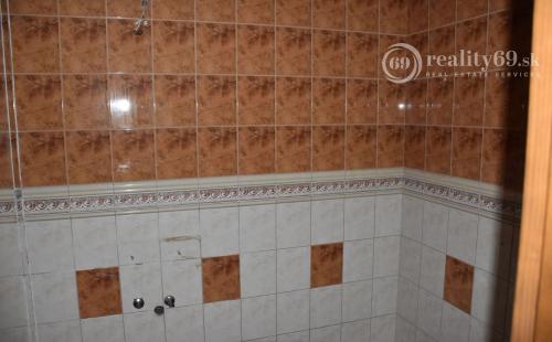 MAĎARSKO - TELKIBÁNYA  ARANYGOMBOS FOGADÓ WELNES  REŠTAURÁCIA.