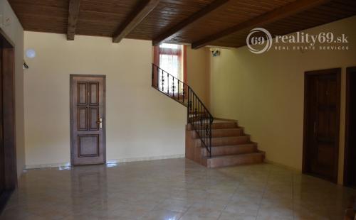 MAĎARSKO - TELKIBÁNYA  ARANYGOMBOS FOGADÓ WELNES  REŠTAURÁCIA.