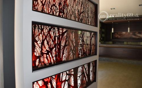 MAĎARSKO - TELKIBÁNYA  ARANYGOMBOS FOGADÓ WELNES  REŠTAURÁCIA.