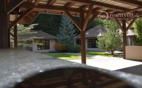 MAĎARSKO - TELKIBÁNYA  ARANYGOMBOS FOGADÓ WELNES  REŠTAURÁCIA.