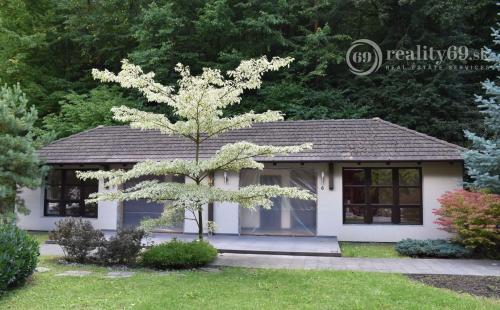 MAĎARSKO - TELKIBÁNYA  ARANYGOMBOS FOGADÓ WELNES  REŠTAURÁCIA.