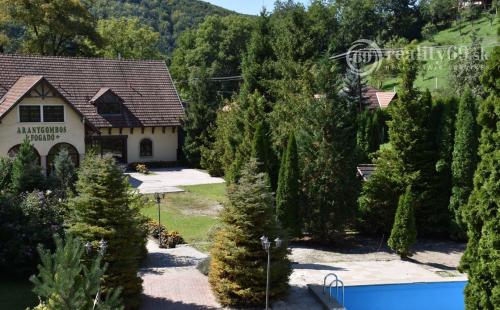 MAĎARSKO - TELKIBÁNYA  ARANYGOMBOS FOGADÓ WELNES  REŠTAURÁCIA.