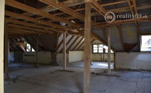 MAĎARSKO - TELKIBÁNYA  ARANYGOMBOS FOGADÓ WELNES  REŠTAURÁCIA.