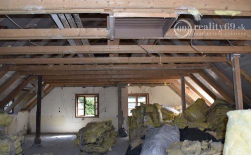 MAĎARSKO - TELKIBÁNYA  ARANYGOMBOS FOGADÓ WELNES  REŠTAURÁCIA.