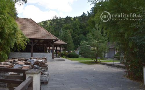 MAĎARSKO - TELKIBÁNYA  ARANYGOMBOS FOGADÓ WELNES  REŠTAURÁCIA.