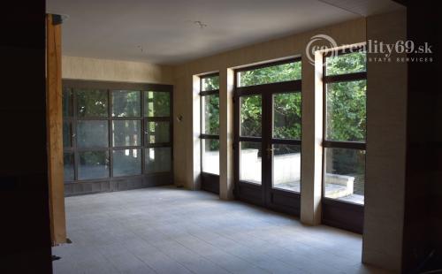 MAĎARSKO - TELKIBÁNYA  ARANYGOMBOS FOGADÓ WELNES  REŠTAURÁCIA.