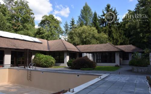 MAĎARSKO - TELKIBÁNYA  ARANYGOMBOS FOGADÓ WELNES  REŠTAURÁCIA.