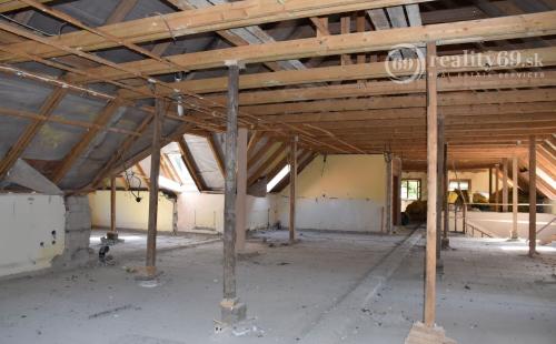 MAĎARSKO - TELKIBÁNYA  ARANYGOMBOS FOGADÓ WELNES  REŠTAURÁCIA.