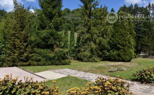 MAĎARSKO - TELKIBÁNYA  ARANYGOMBOS FOGADÓ WELNES  REŠTAURÁCIA.