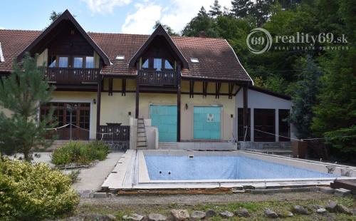 MAĎARSKO - TELKIBÁNYA  ARANYGOMBOS FOGADÓ WELNES  REŠTAURÁCIA.