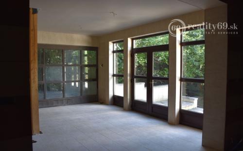 MAĎARSKO - TELKIBÁNYA  ARANYGOMBOS FOGADÓ WELNES  REŠTAURÁCIA.