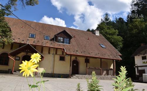 MAĎARSKO - TELKIBÁNYA  ARANYGOMBOS FOGADÓ WELNES  REŠTAURÁCIA.