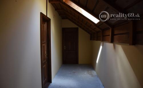 MAĎARSKO - TELKIBÁNYA  ARANYGOMBOS FOGADÓ WELNES  REŠTAURÁCIA.