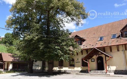 MAĎARSKO - TELKIBÁNYA  ARANYGOMBOS FOGADÓ WELNES  REŠTAURÁCIA.