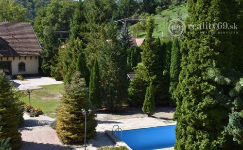 MAĎARSKO - TELKIBÁNYA  ARANYGOMBOS FOGADÓ WELNES  REŠTAURÁCIA.